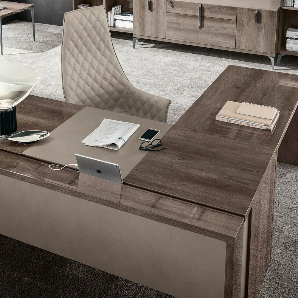 mt4 desk and return staged product image